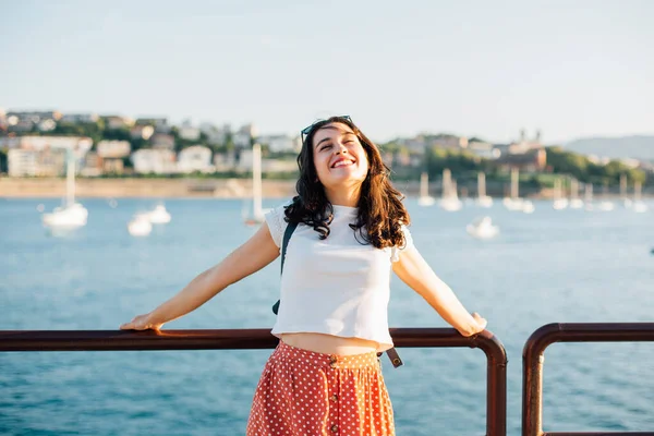 Giovane Donna Turistica Felice Godersi Sole Mare San Sebastian Spagna — Foto Stock