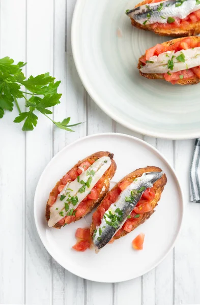 Deliciosa Tapa Española Con Anchoas Marinadas Vinagre Tomate Fresco Aceite —  Fotos de Stock