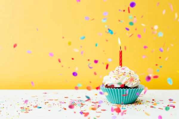 Una Magdalena Cumpleaños Colorida Con Una Vela Confeti Sobre Fondo Fotos De Stock Sin Royalties Gratis