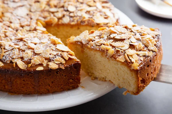 Tagliare Servire Una Porzione Torta Mandorle Limone Con Mandorle Tagliate — Foto Stock