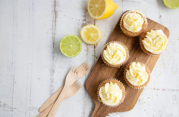 Zitronen Mohn Cupcakes Mit Käse Sahne Zuckerguss Und Zitronen Und — Stockfoto