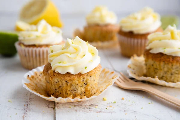 Bolinhos Semente Limão Papoula Com Cobertura Creme Queijo Raspas Limão — Fotografia de Stock