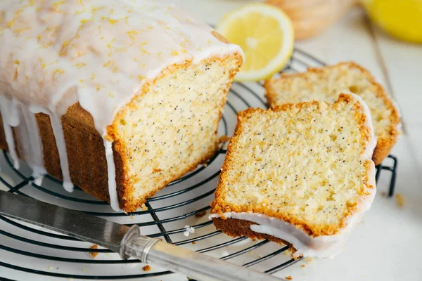 Geglazuurde Citroen Pond Cake Brood Met Maanzaad Citroenschil Een Koelrek — Stockfoto