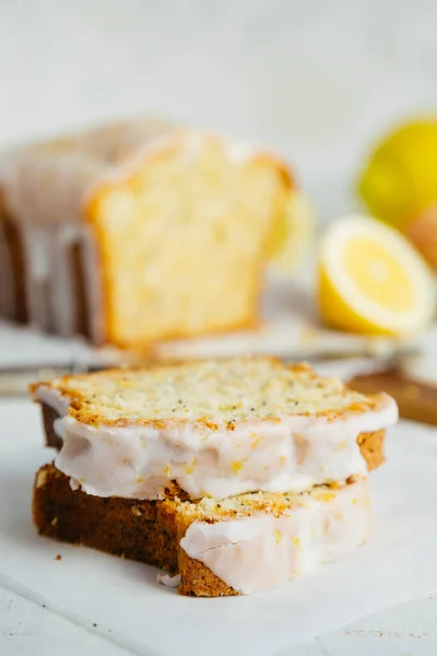 Close Van Plakjes Geglazuurde Citroencake Brood Met Maanzaad Citroenschil Ondiepe — Stockfoto