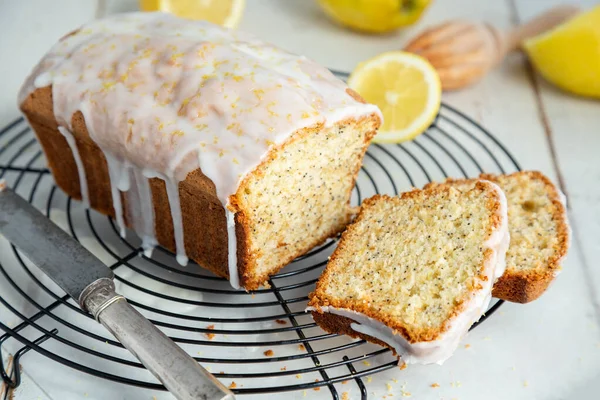 Glaserad Citron Pund Tårta Limpa Med Vallmofrö Och Citron Skal — Stockfoto