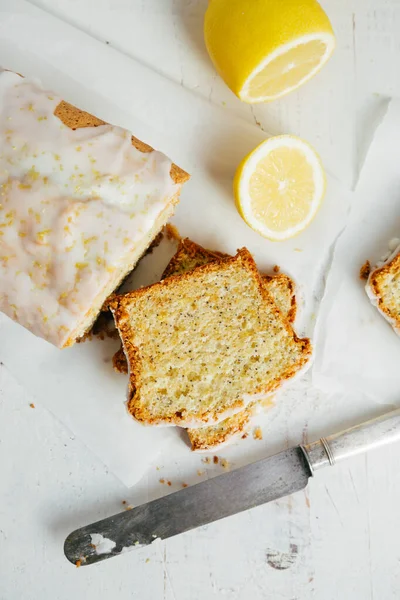 Geglazuurde Citroen Pond Cake Brood Met Maanzaad Citroenschil Een Witte — Stockfoto