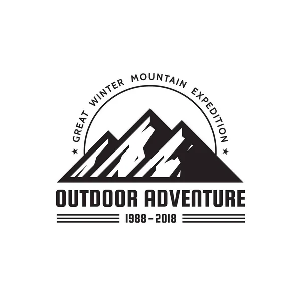 Outdoor Adventure - illustrazione del concetto di modello logo vettoriale. Astratto montagne silhouette segno distintivo creativo. Elementi di design in bianco e nero . — Vettoriale Stock