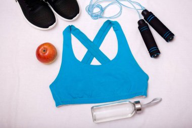 Koşu ya da antrenman için düz bir spor kıyafeti. Fitnes uygulaması ve kıyafetler