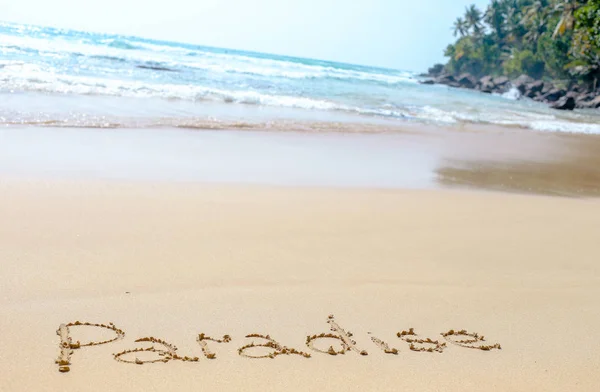 Піщаний пляж Індійського океану в Мірисі, Шрі-Ланка. На пляжі писались райські слова. Острів Цейлон. — стокове фото