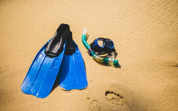 Блакитні лапки та маска для підводного плавання для снорклінгу на піщаному пляжі Стокове Зображення