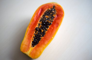 Beyaz arka planda olgun turuncu tropikal Asya papayası