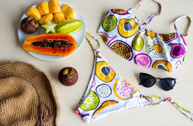 Tropikal meyveli bikini, karambola, çarkıfelek meyvesi, marakuia, mangosteen deseni, staw şapka ve güneş gözlüğü.,