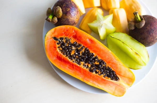 Cuenco de ensalada de frutas frescas saludables sobre fondo blanco. Vista superior. Mangostino, papaya, carambola, jaca . — Foto de Stock