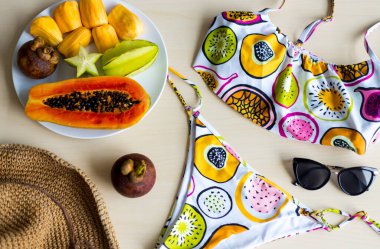 Tropikal meyve papayalı beyaz bikini, karambola, tutku meyvesi, marakuia, yaz gezisinde mangosteen baskısı, düz yatak..