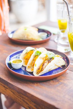 Lezzetli iştah açıcı okyanus balıklı taco, smango soslu, limon aromalı ve kişniş. Hippi tarzı yemek. Yemeği götür..