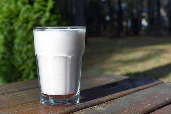 Zuurstofschuim in een glazen bekerglas. Een zuurstofcocktail is een drank rijk aan zuurstof en vitaminen. Lichaamsverbetering. Zuurstoftherapie — Stockfoto