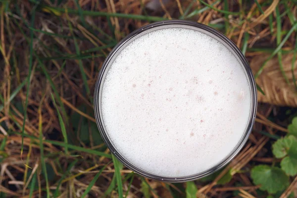 Zuurstofschuim in een glazen bekerglas. Een zuurstofcocktail is een drank rijk aan zuurstof en vitaminen. Lichaamsverbetering. Zuurstoftherapie — Stockfoto