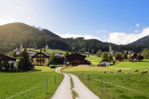オーストリアでの早朝。伝統的なオーストリアの風景:山、居心地の良い家や緑の芝生。ユーロ旅行。落ち着きと安定感. — ストック写真
