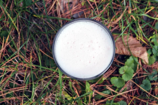 Zuurstofschuim in een glazen bekerglas. Een zuurstofcocktail is een drank rijk aan zuurstof en vitaminen. Lichaamsverbetering. Zuurstoftherapie — Stockfoto