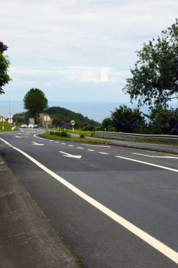 Ponta Delgada, Portekiz, Haziran 2019. Asfalt yolu San Miguel adasının pitoresk yerlerinden geçiyor. Azores 'e git..