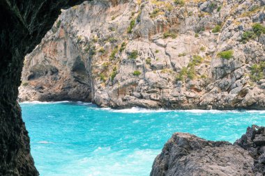 İspanya 'nın Mallorca adasındaki güzel ünlü Sa Calobra körfezi. Turkuaz deniz, buzlu. Balear Adalarına Seyahat.