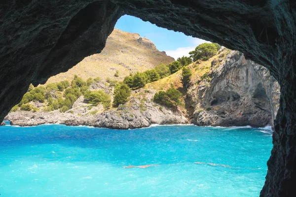 Όμορφη διάσημη κόλπο της Sa Calobra στο νησί της Μαγιόρκα, Ισπανία. Τυρκουάζ θάλασσα, βράχια. Ταξίδι στις Βαλεαρίδες Νήσους. — Φωτογραφία Αρχείου