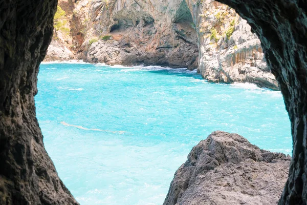 Bella baia famosa di Sa Calobra sull'isola di Maiorca, Spagna. Mare turchese, rocce. Viaggio alle Isole Baleari . — Foto Stock