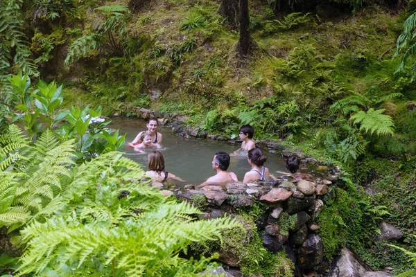 San Miguel, Portugália, 2019. június. Az emberek meleg vízben fürdenek az erdő közepén. Hőforrások Caldera Velha, Azori-szigetek. — Stock Fotó
