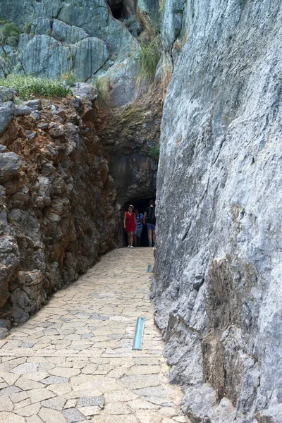 Mallorca, Spanyolország, 2019. július. A híres kavicsos homokos strand Sa Calobra a nyugati partján Mallorca. Alagút a sziklán át a tengerpartra. — Stock Fotó