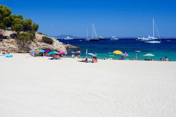Palma Nova, Mallorca, July 2019. Wide sandy beach on the island of Mallorca in the early morning. Beautiful views of the sea, the sky and the tourists. Relax. Balearic Islands. — Stock Photo, Image