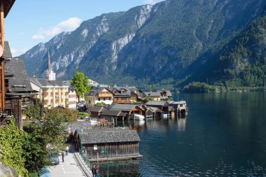 Hallstatt, Avusturya, Eylül 2019. Avusturya Alplerindeki ünlü dağ köyü sıcak bir sonbahar gününde