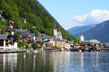 Hallstatt, Avusturya, Eylül 2019. Avusturya Alplerindeki ünlü dağ köyü sıcak bir sonbahar gününde