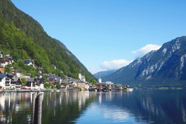 Hallstatt, Avusturya. Avusturya Alplerindeki ünlü dağ köyü sıcak bir sonbahar gününde