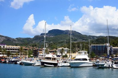 Soller, İspanya, Temmuz 2019. Soller, Mallorca, Balearic Adaları 'ndaki güzel beyaz yatlar ve tekneler. Deniz ve dağların arkasında güzel bir şehir. Güneşli İspanya 'ya seyahat.