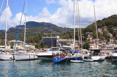 Soller, İspanya, Temmuz 2019. Soller, Mallorca, Balearic Adaları 'ndaki güzel beyaz yatlar ve tekneler. Deniz ve dağların arkasında güzel bir şehir. Güneşli İspanya 'ya seyahat.