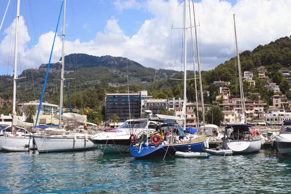 Soller, İspanya, Temmuz 2019. Soller, Mallorca, Balearic Adaları 'ndaki güzel beyaz yatlar ve tekneler. Deniz ve dağların arkasında güzel bir şehir. Güneşli İspanya 'ya seyahat.