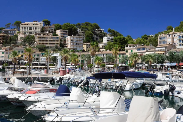 Soller, Spain, July 2019. Beautiful white rich yachts and boats in the city of Soller, Mallorca, Balearic Islands. Beautiful city on the background of the sea and mountains. Travel to sunny Spain. — Stock Photo, Image