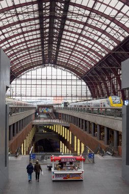 Antwerp, Belçika, Kasım 2019. Antwerp Merkez, Antwerp 'in ana tren istasyonudur. Güzel bir bina ve şehrin en ilgi çekici yeri. Belçika 'ya Seyahat.