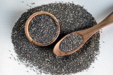 Chia 'nın yenilebilir tohumları, Salvia Hispanica, nane ailesinin çiçek açan bitkisi..