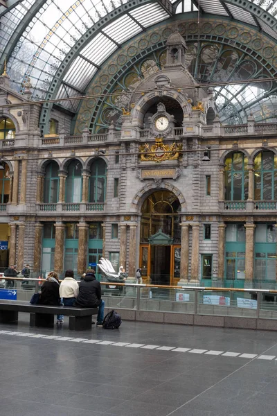 Antwerp, Belçika, Kasım 2019. Antwerp Merkez, Antwerp 'in ana tren istasyonudur. Güzel bir bina ve şehrin en ilgi çekici yeri. Belçika 'ya Seyahat. — Stok fotoğraf