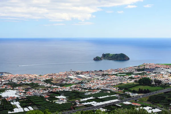 Vista do mar, da ilha, da cidade de Vila Franca do Campo a partir da capela de Nossa Senhora da Página. Ilha de San Miguel, Portugal. Viajar para os Açores . — Fotografia de Stock