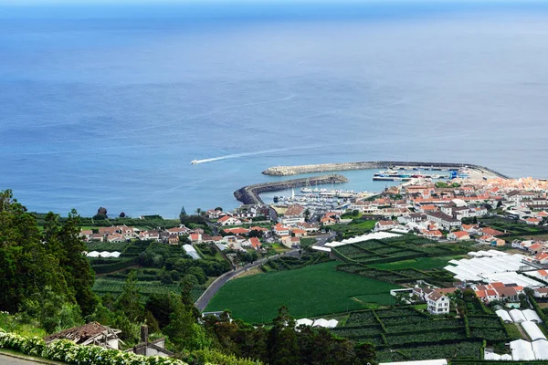 Vista do mar, da ilha, da cidade de Vila Franca do Campo a partir da capela de Nossa Senhora da Página. Ilha de San Miguel, Portugal. Viajar para os Açores . — Fotografia de Stock