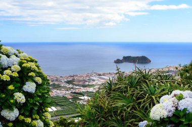 Deniz manzarası, ada, Vila Franca do Campo şehri Nossa Senhora da Page kilisesinden. San Miguel Adası, Portekiz. Azores 'e git..