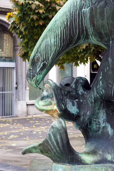 Anversa, Belgio. Fontana e statua di aquila e pesce ad Anversa. Primo piano . — Foto Stock