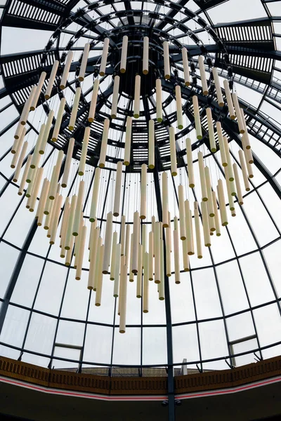 Stor hänge ljuskrona i köpcentret — Stockfoto