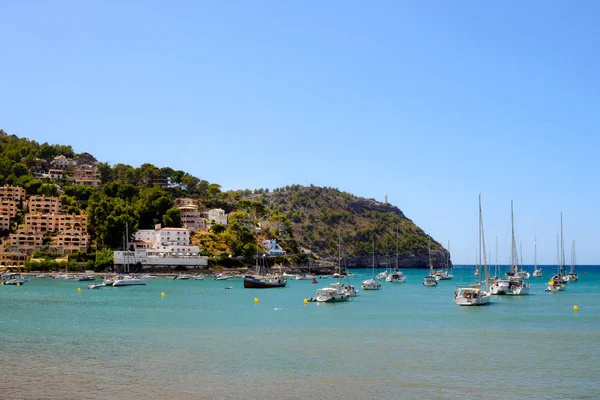 Soller, Španělsko, červenec2019. Krásné bílé bohaté jachty a čluny ve městě Soller, Mallorca, Baleárské ostrovy. Krásné město na pozadí moře a hor. Cesta do slunného Španělska. — Stock fotografie