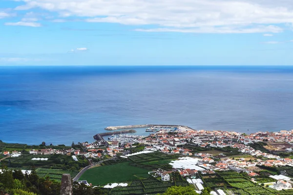 海、島、ノッサ・センホラ・ダ・ページの礼拝堂からヴィラ・フランカ・ド・カンポの街の眺め。ポルトガルのサンミゲル島。アゾレス諸島への旅行. — ストック写真