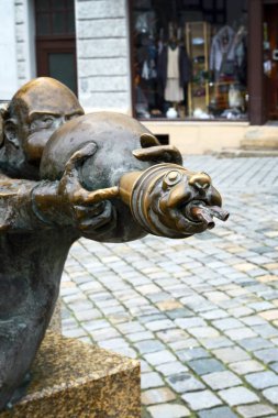 Furth, Almanya, Ocak 2020. Alman şehri Furth 'ün meydanındaki sirk çeşmesi. Gauklerbrunnen. Bavyera