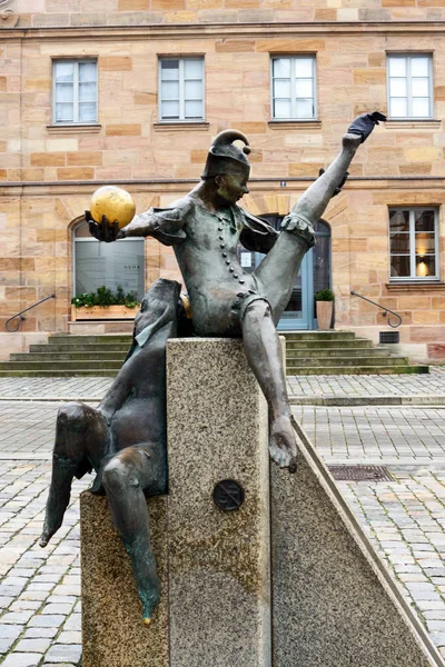 Furth, Německo, leden2020. Cirkusová fontána na náměstí německého města Furth. Gauklerbrunnen. Bavorsko — Stock fotografie