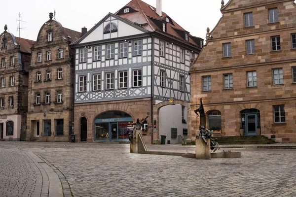 Furth, Niemcy, styczeń 2020. Fontanna cyrkowa na placu niemieckiego miasta Furth. Gauklerbrunnen. Bawaria — Zdjęcie stockowe